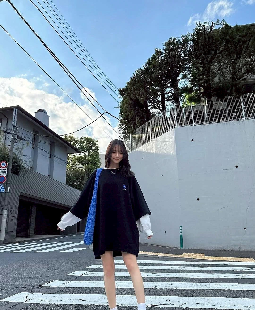 藍色花朵電繡短t